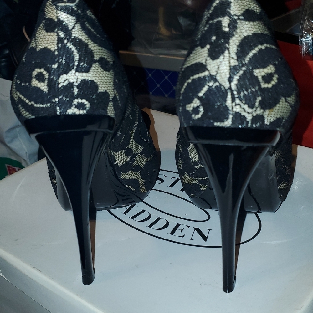 Elegant Black Lace Women's Heels - Picture 7 of 9